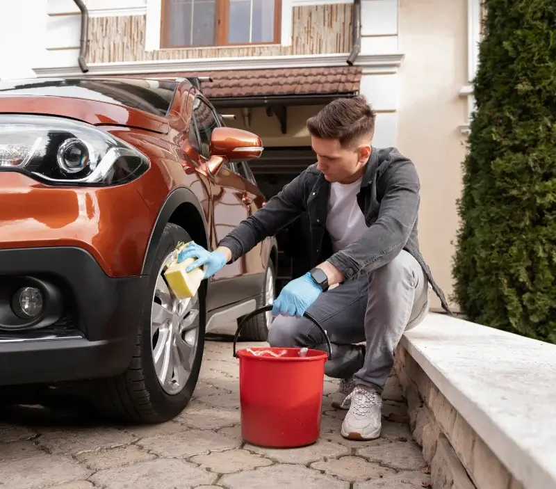 Lavage auto à domicile Saint-Broingt-les-Fosses : professionnel intervenant sur un véhicule